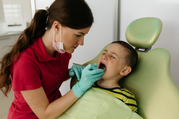 一个惊恐的年轻病人在诊所接受牙科检查的照片图片下载