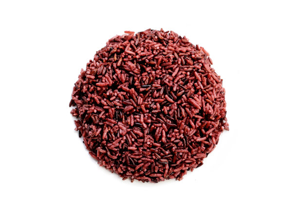 煮熟的黑莓米饭在白色的背景。图片下载