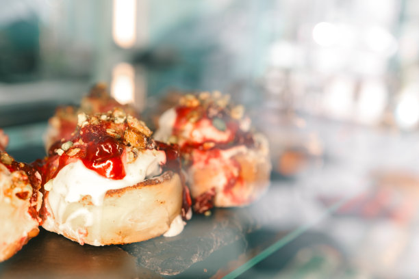 咖啡馆里展示的新鲜出炉的肉桂图片下载