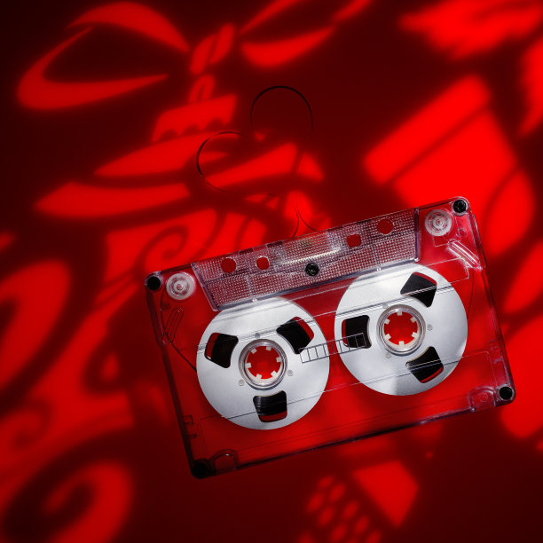 灯光投影在一个节日的圣诞主题上的红色丙烯酸与录音带。广场的照片图片下载