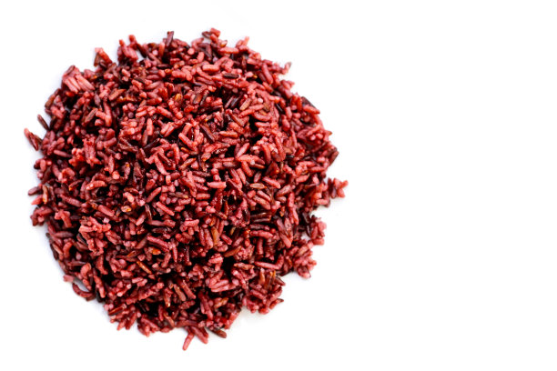 煮熟的黑莓米饭在白色的背景。图片下载