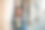 漂亮的年轻女子站在街上手里拿着纸质地图。30多岁的戴着帽子的女孩在克拉科夫市场广场摆姿势。旅游欧洲，高品质照片，布馆，度假理念图片下载