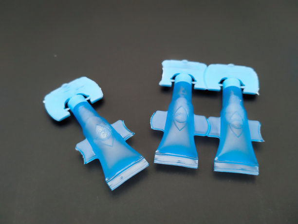 眼药水在黑暗的背景图片下载