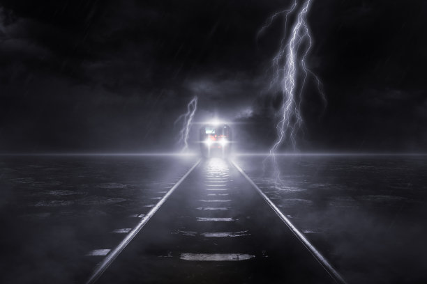 在天空云风暴的背景下，老火车在夜晚运行图片下载