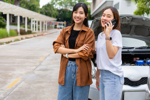 两名司机在车祸后用智能手机交换电话号码和社交媒体。向保险公司发送照片和证据后，在线索赔汽车事故保险的概念图片下载