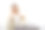 我的黑发女孩坐在沙发上，用笔记本电脑远程工作。女在擤鼻涕，发烧和头痛。年轻女子在家治疗，请了病假。冬季感冒和流感的概念图片下载