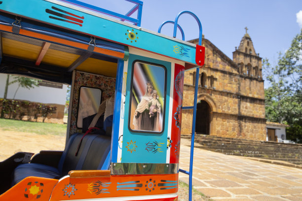 一辆彩绘出租车图片下载