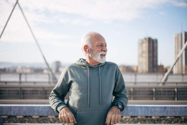 老人跑步后放松的照片图片下载