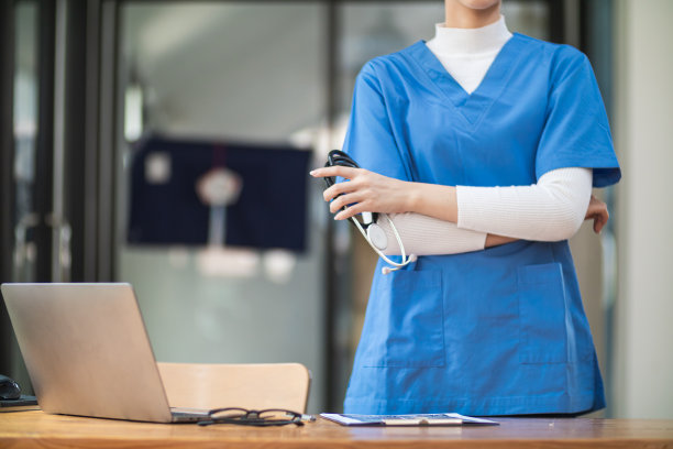 穿制服的女医生拿着听诊器等着给病人检查。图为，一名女医生手持听诊器，准备在医院治疗病人。用于插入医学文本的复制空间图片下载