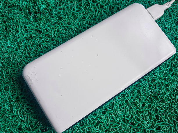 地毯上的充电宝特写照片图片下载