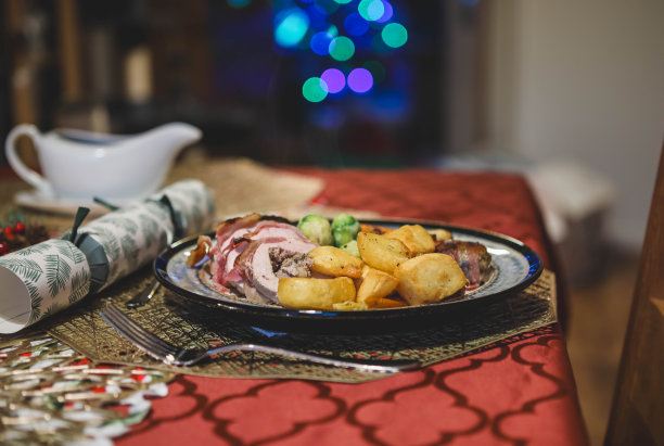传统圣诞大餐和圣诞拉炮的特写照片图片下载