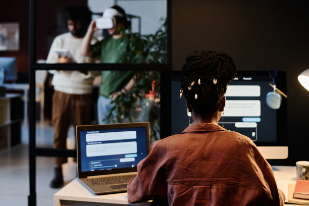 年轻女设计师的后视图图片下载