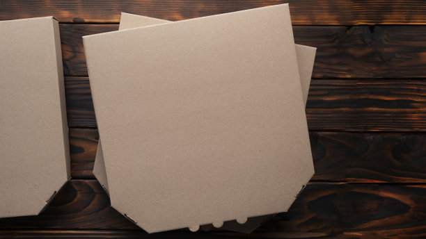 披萨封闭的纸盒在自然的深色木桌上平铺着空白的模型图片下载