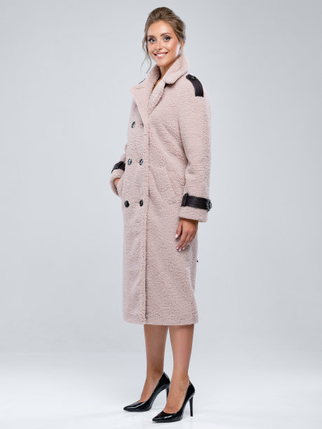 女画室里穿着冬季休闲大衣的女子肖像。白色背景和时尚模特的目录。商业概念摄影。照片与玫瑰色的衣服图片下载