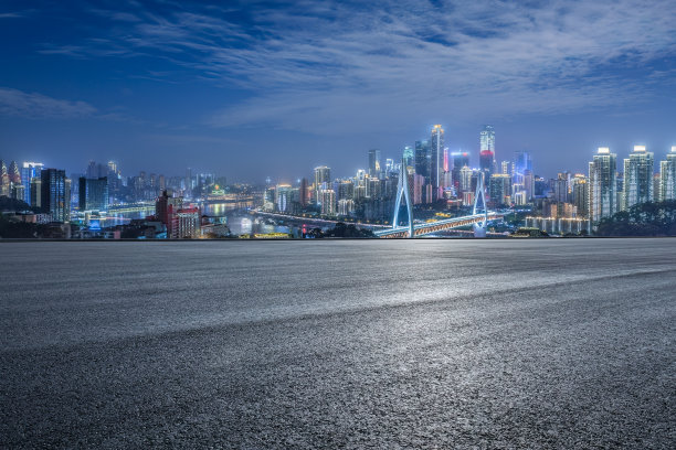 空旷的柏油路和城市建筑的天际线图片下载