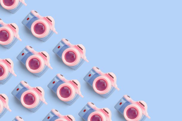 图案与单反相机在柔和的颜色背景图片下载