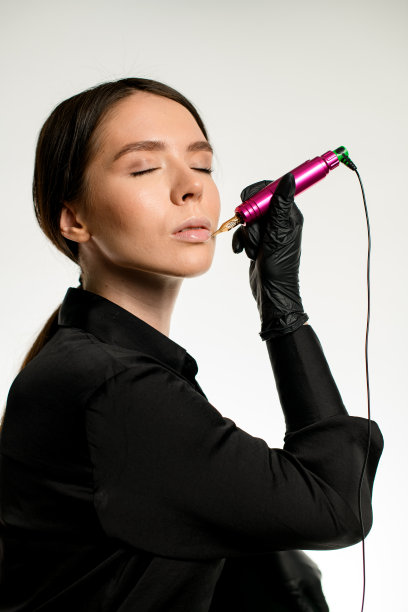 深色头发的女美容师用永久化妆机抚摸她的嘴唇，白色背景图片下载