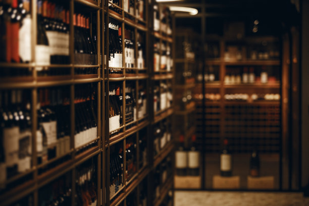 精美的酒窖里摆放着各种优雅的酒水，特写照片。酒精饮料货架的水平室内照片。图片下载