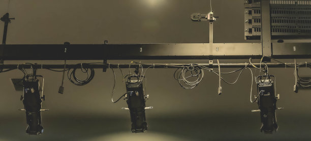 一个房间里五盏吊灯的黑白照片图片下载