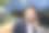 一个年轻商人的特写照片，他痛苦地扭动着，坐在办公室附近的长凳上，用手捂着耳朵图片下载