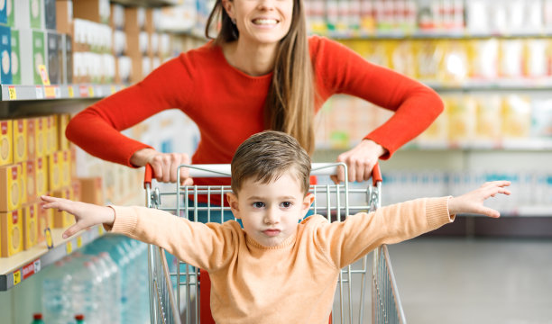 快乐的母子在超市玩耍图片下载