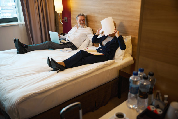 看着商人，抚摸着疲惫的女商人，她用纸捂着脸图片下载