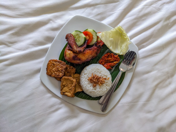 酒店床上的食物图片下载