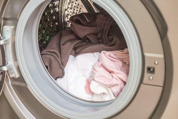 洗衣机装满了衣服图片下载