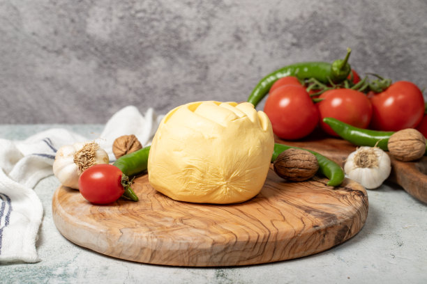 牛黄油。有机黄油在木板上图片下载