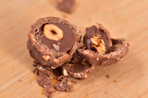 巧克力与栗子甜软糖与巧克力涂层分离图片下载