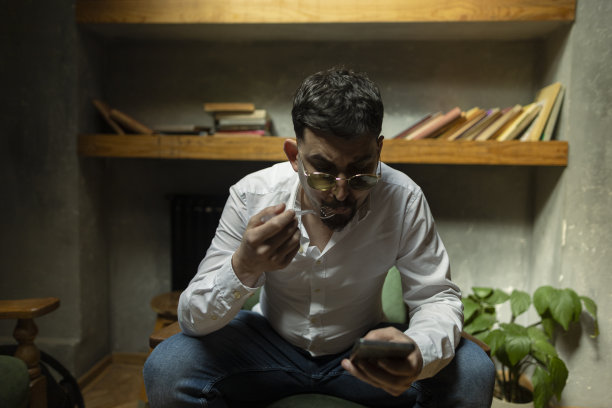 商人在咖啡店用智能手机工作和吃饭。大的对比。库存图片图片下载