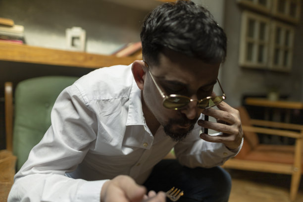 商人在咖啡店用智能手机工作和吃饭。大的对比。库存图片图片下载