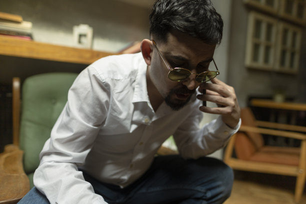 商人在咖啡店用智能手机工作和吃饭。大的对比。库存图片图片下载