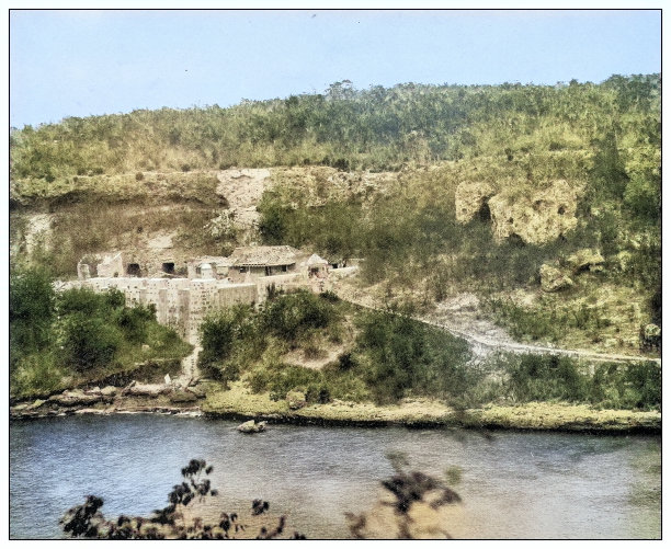 古色古香的黑白照片:古巴圣地亚哥港口入口处的埃斯特雷拉城堡图片下载