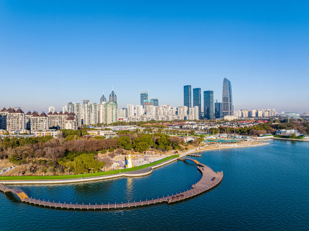 城市中湖泊和建筑物的航拍照片图片下载