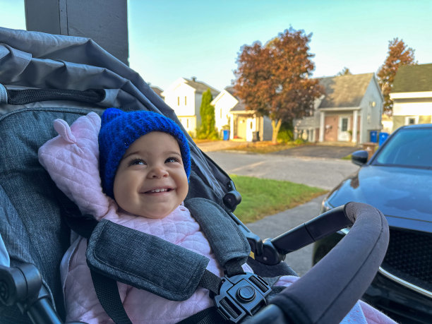 婴儿在有安全带的婴儿车里图片下载