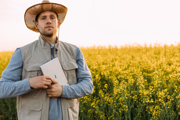 野外的农民图片下载