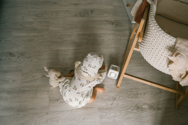 小女孩在她的育儿室里玩耍和爬行，这是童年的概念图片下载