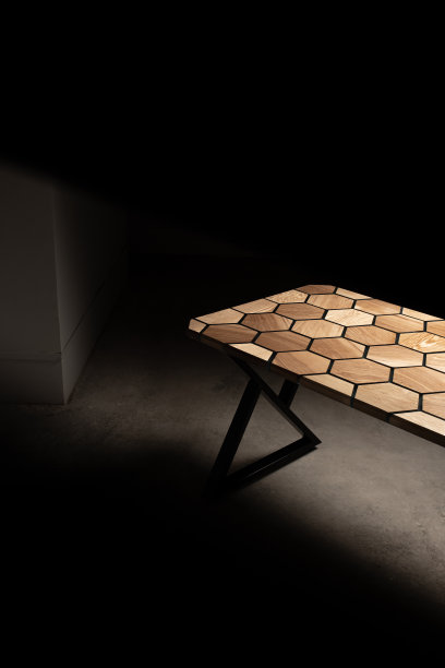 桌子被环氧树脂和清漆覆盖。豪华优质木材加工。深色背景的木桌。商业计划书概念。图片下载