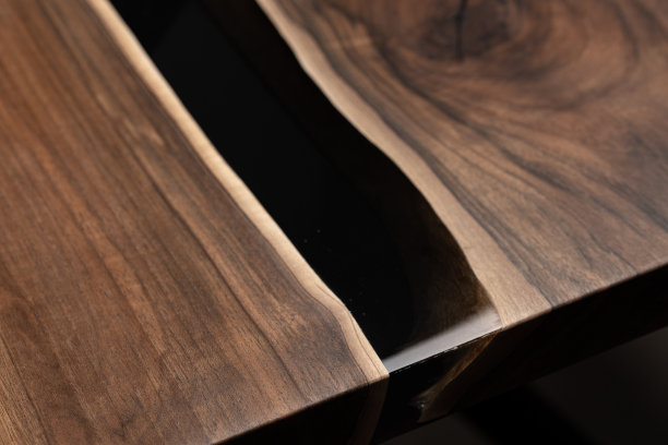 桌子被环氧树脂和清漆覆盖。豪华优质木材加工。深色背景的木桌。商业计划书概念。图片下载