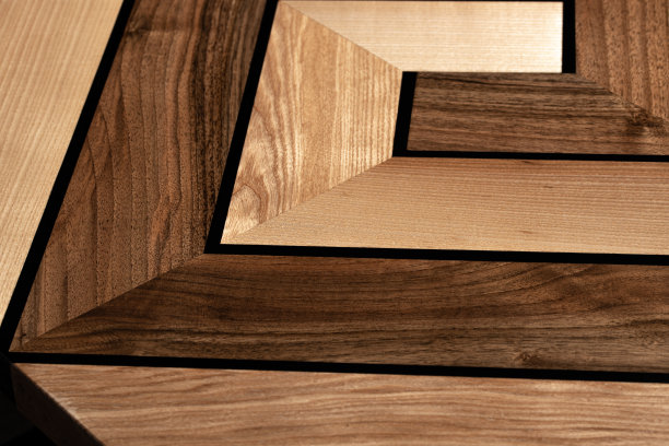 桌子被环氧树脂和清漆覆盖。豪华优质木材加工。深色背景的木桌。迷宫形状的旋转几何图案。图片下载