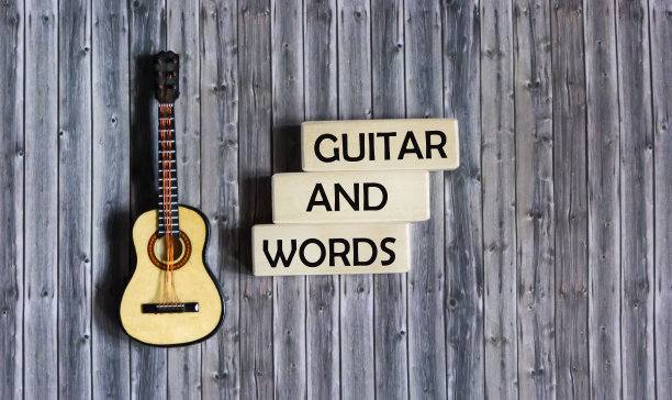 文字吉他和文字是写在木块与吉他在木制背景。适合做广告图片下载