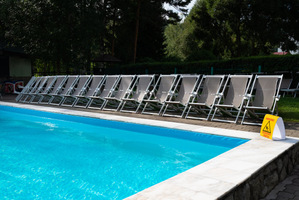 请勿跳入泳池附近地面的水上标志。图片下载