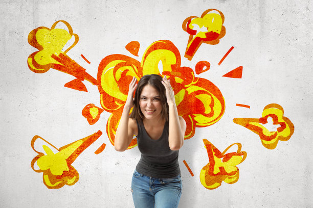 年轻的黑发女子穿着休闲服，在白色的墙壁背景上画着卡通爆炸，做出脑爆炸的手势图片下载