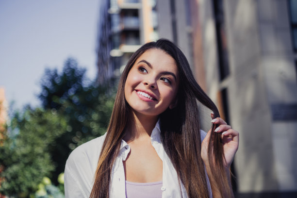 照片的头脑创意可爱的女孩手臂触摸头发看兴趣远头脑风暴早晨散步灵感户外图片下载