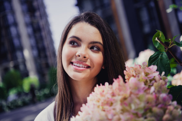照片的梦幻可爱可爱的女孩走在绿色的春天花园休闲散步远足户外图片下载