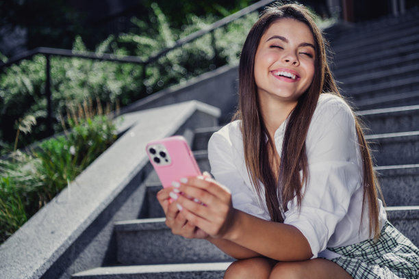 可爱甜美闪亮可爱的女孩坐在公园的楼梯上享受大学春天后的户外自由时间的照片图片下载
