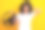 印象深刻的惊恐女士穿着白色t恤，手挽头驾驶汽车孤立的黄色背景的照片图片下载