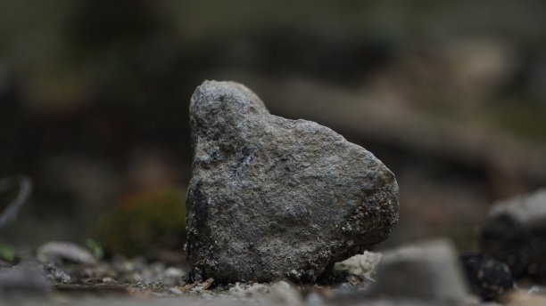 地面上一堆石头的照片，背景模糊图片下载