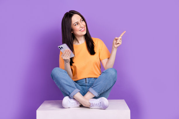 推荐技巧的全长照片由商务女士点手指网站手机版应用程序孤立的紫色背景图片下载